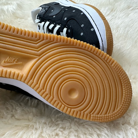 NIKE AIR FORCE 1 07 LV8  US6 718152 001 - Picture 4 of 6